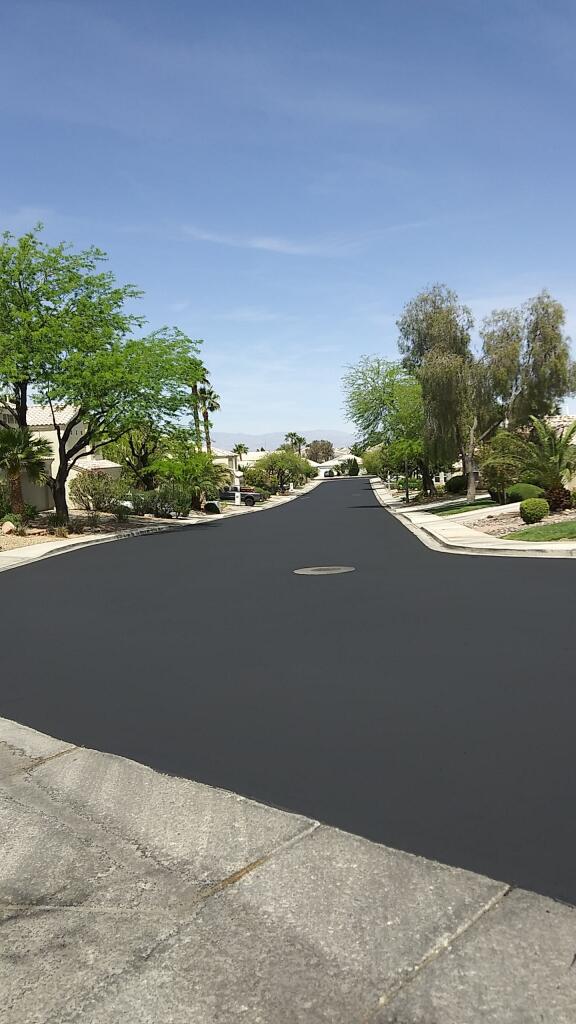 What Are the Differences Between Asphalt Sealcoat and Slurry Coat?